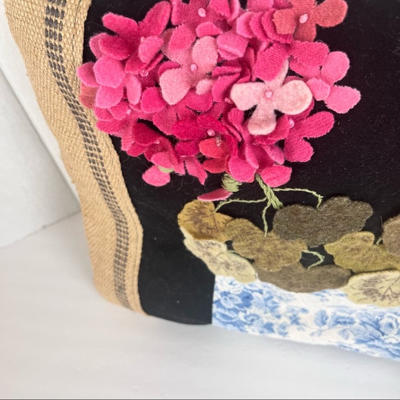 Hand-made burlap/3-D geranium in pot pillow - Picture 4 of 8